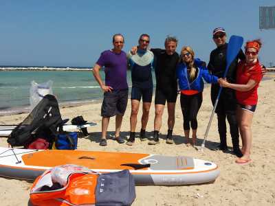 Approfittando di un sabato senza maestrale, raggiungiamo gli sportivi dello �Sup� a Pane e Pomodoro: si tratta di un gruppo di sei persone che incontriamo mentre si stanno preparando ad entrare in acqua 